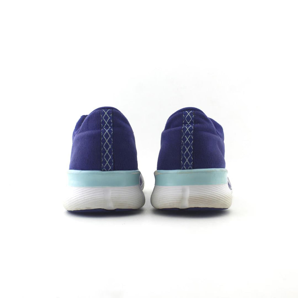 UNDER ARMOUR .