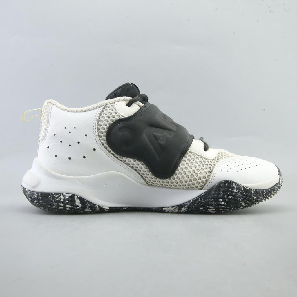 UNDER ARMOUR ZONE BB 2