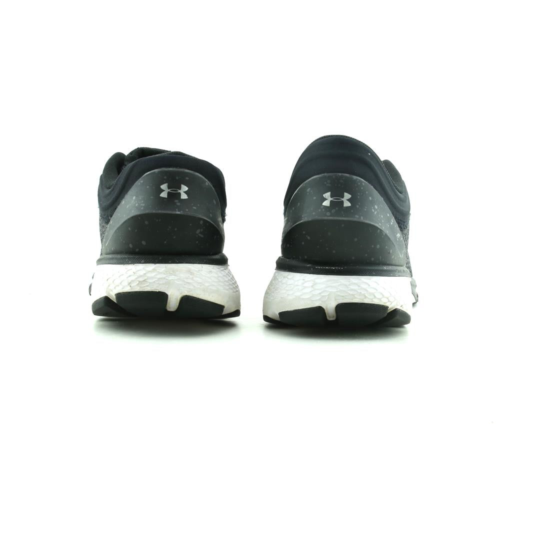 UNDER ARMOUR  CHARGED ESCAPE 3